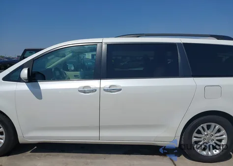 2015 Toyota Sienna Xle 8 Passenger z USA, uszkodzony, nr VIN 5TDYK3DC3FS549992